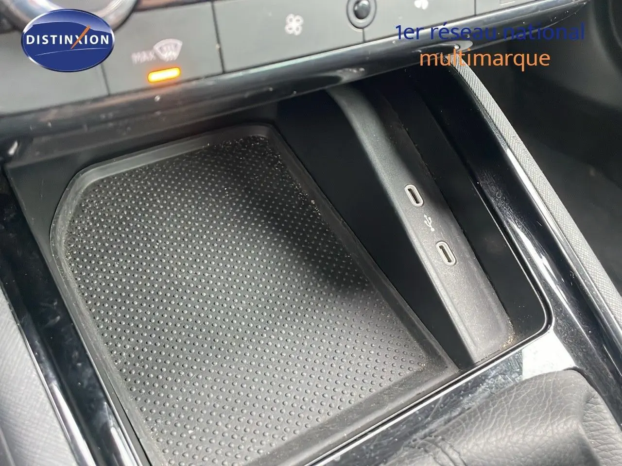 Gros plan sur la console centrale du Skoda Kamiq 2024, montrant un espace de rangement avec ports USB-C intégrés.