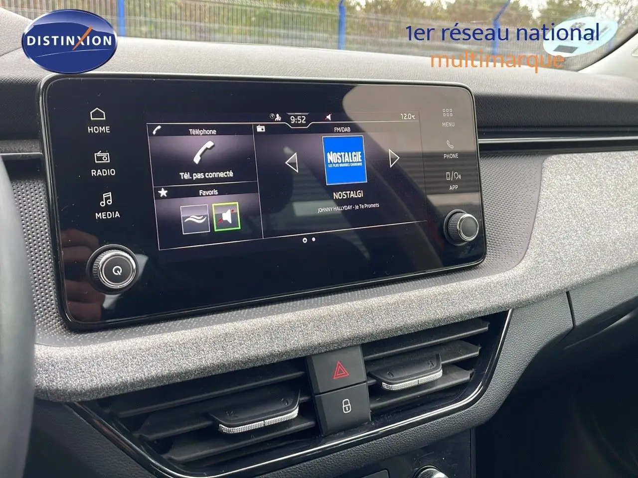 Écran tactile central du tableau de bord du Skoda Kamiq 2024, avec interface radio et commandes intégrées.