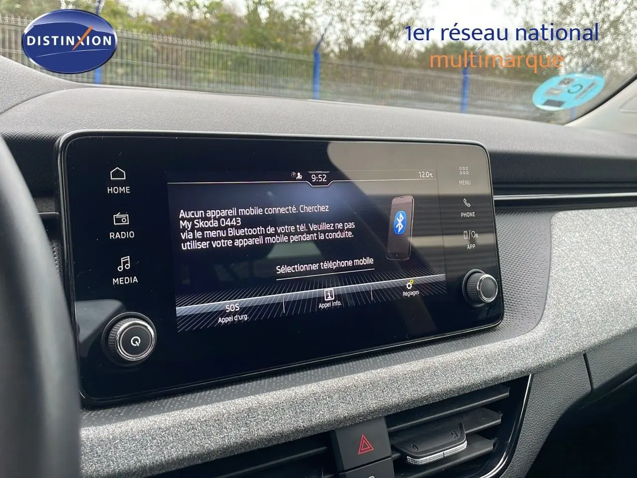 Écran tactile central du tableau de bord du Skoda Kamiq 2024, affichant le menu Bluetooth, intérieur gris clair.