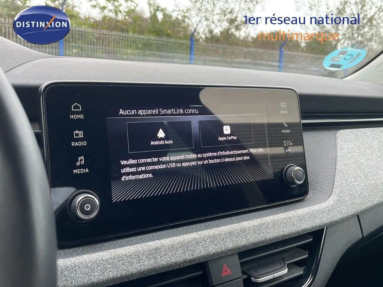 Écran tactile central du tableau de bord d'une Skoda Kamiq 2024, finition Selection, avec interface Android Auto et Apple CarPlay.