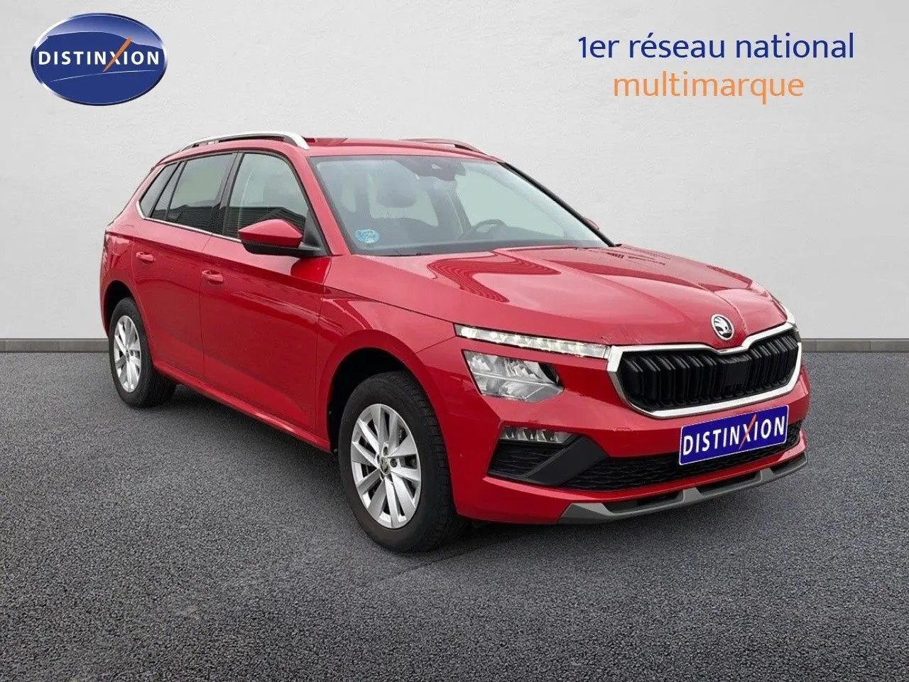 SKODA KAMIQ rouge velvet metal en 3/4 avant droit, mettant en valeur sa calandre noire et ses jantes argentées.