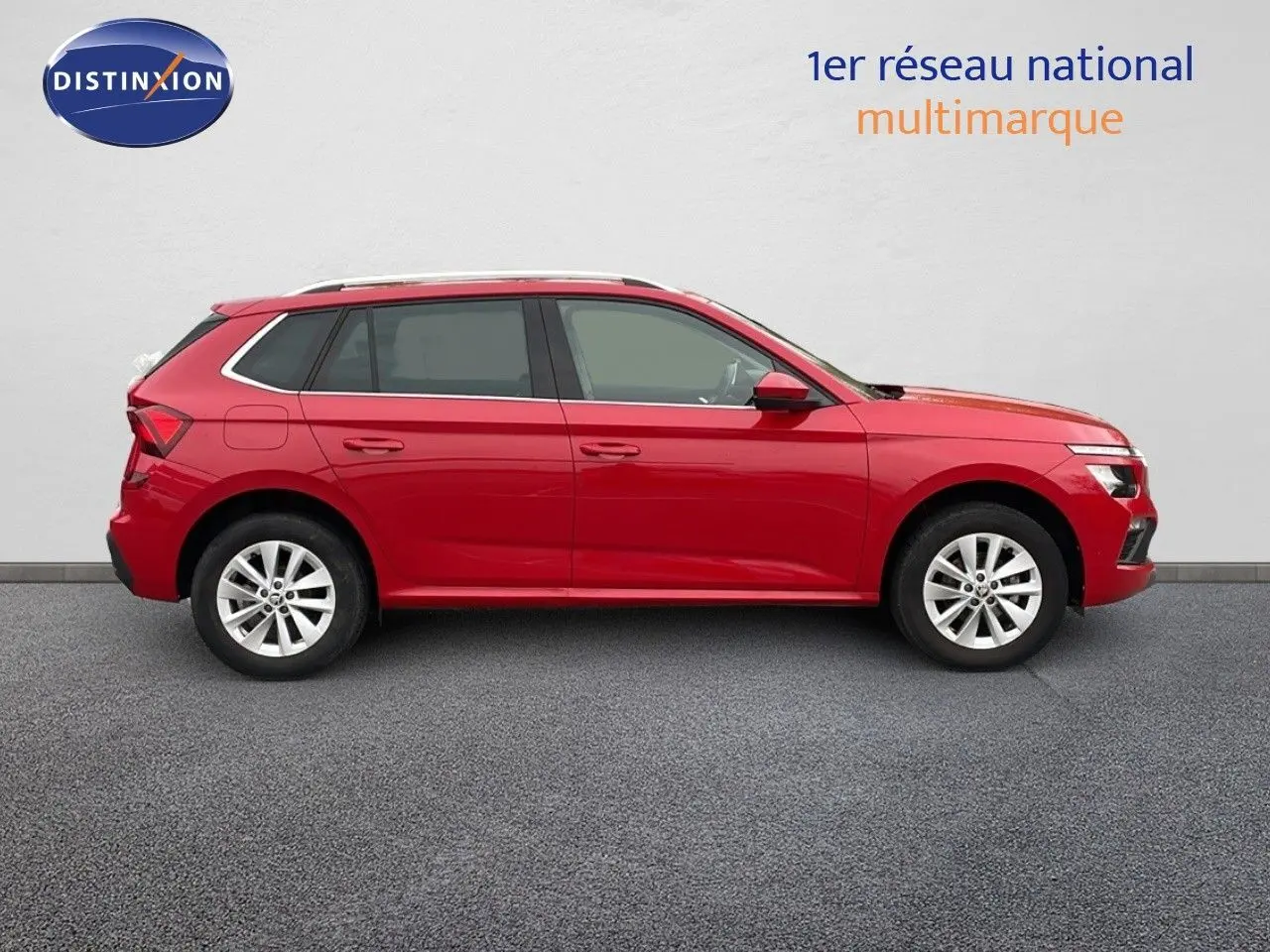 Profil côté gauche d'un Skoda Kamiq rouge velvet metal 2024 avec jantes alliage et toit ouvrant panoramique.