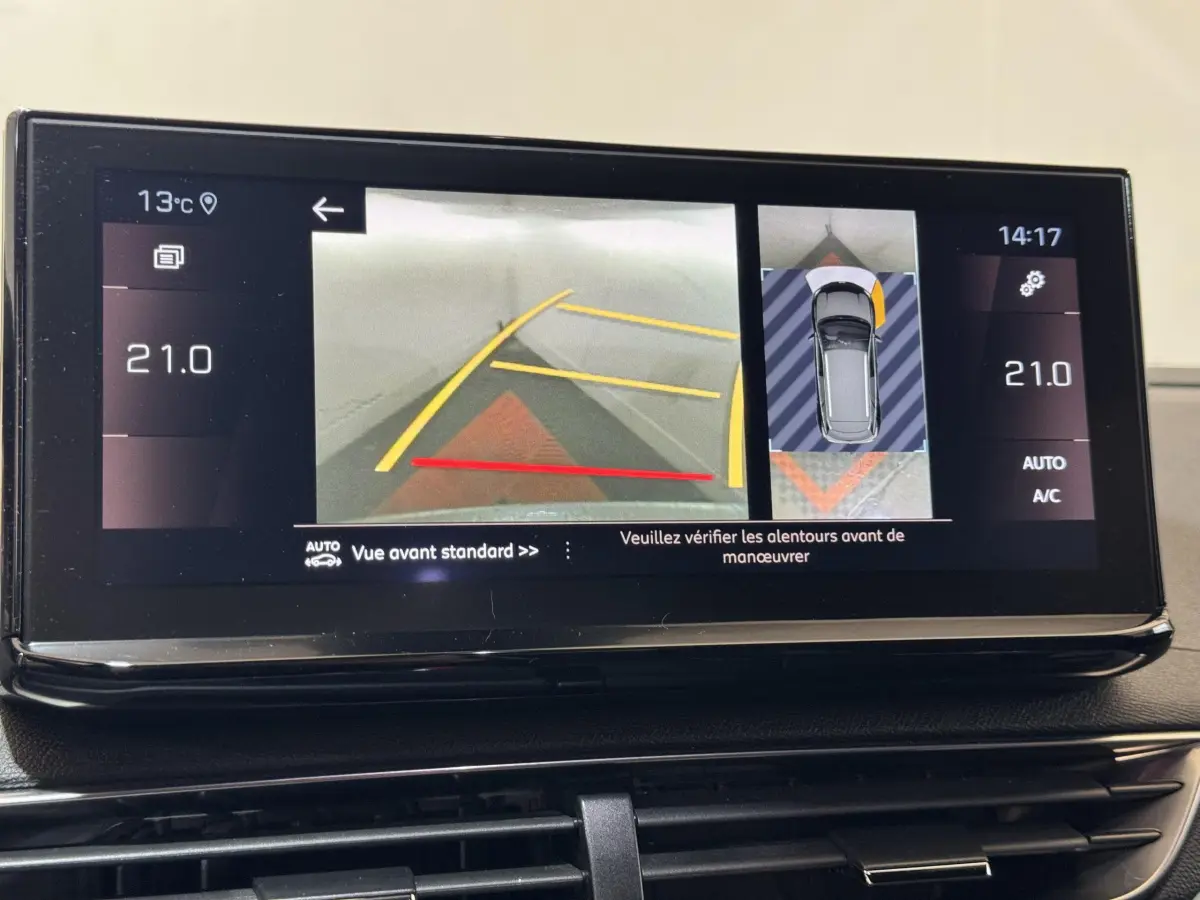 Écran tactile intérieur du Peugeot 3008 GT montrant la caméra de recul et l’aide au stationnement en vue avant.