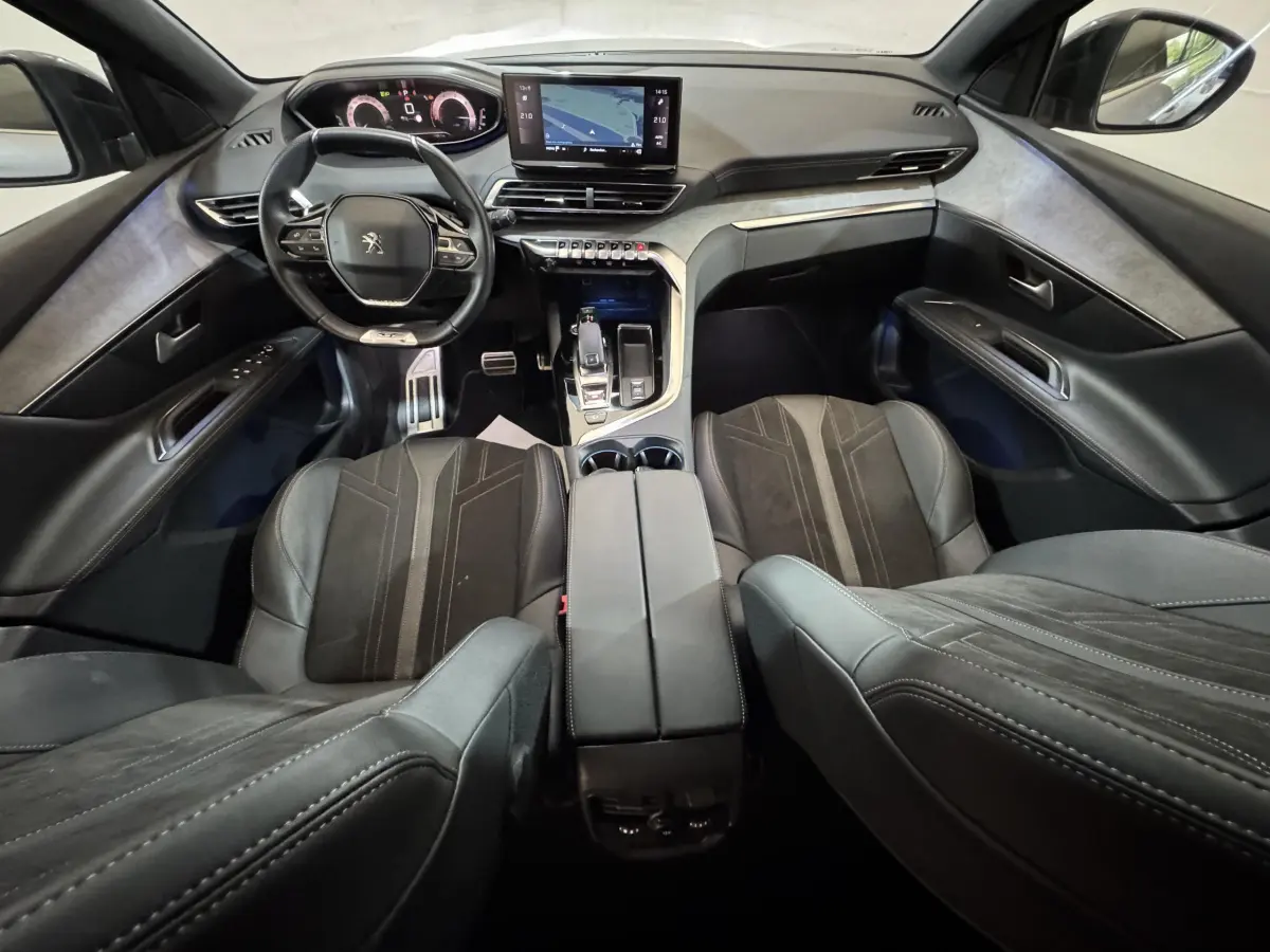 Intérieur Peugeot 3008 GT 2021 vu de dessus, sièges noirs, volant compact, écran tactile central et tableau de bord numérique.