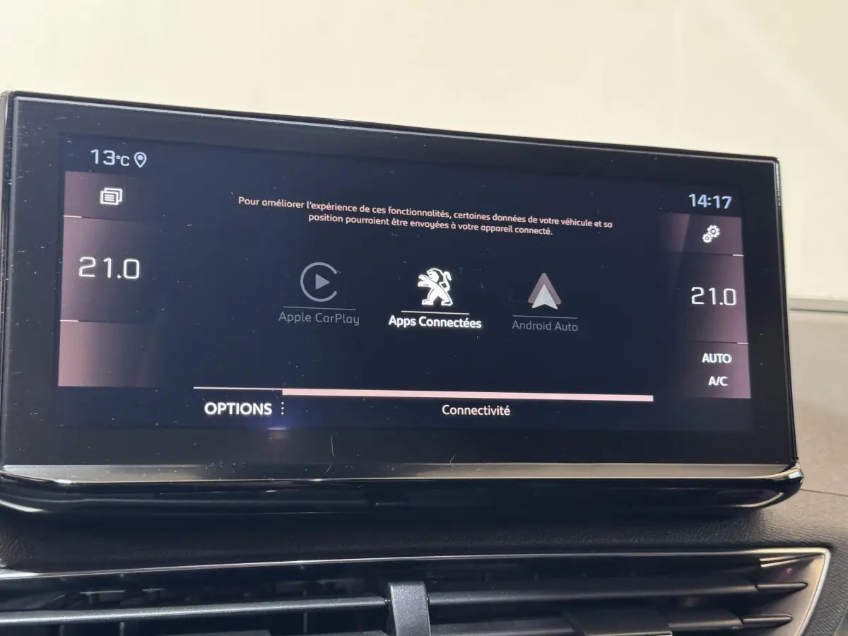 Écran tactile central du Peugeot 3008 gris clair 2021 affichant Apple CarPlay et Android Auto, vue intérieure frontale.
