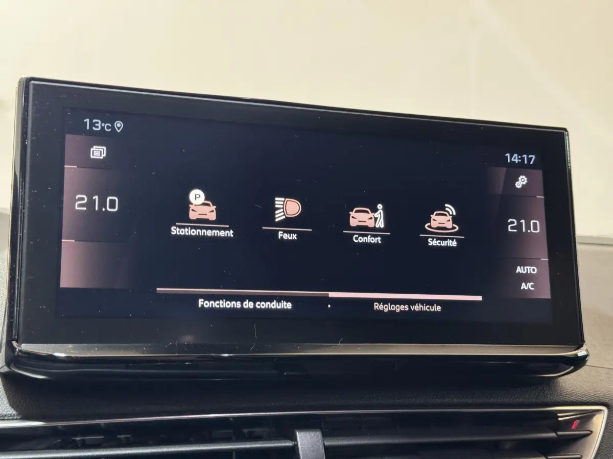 Écran tactile central du Peugeot 3008 GT 2021 affichant les réglages de conduite et la climatisation à 21°C.