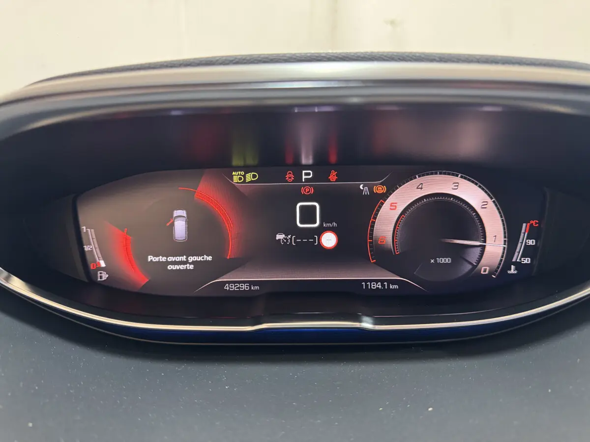 Tableau de bord numérique du Peugeot 3008 gris clair, affichage 12,3 pouces avec alerte porte avant gauche ouverte.