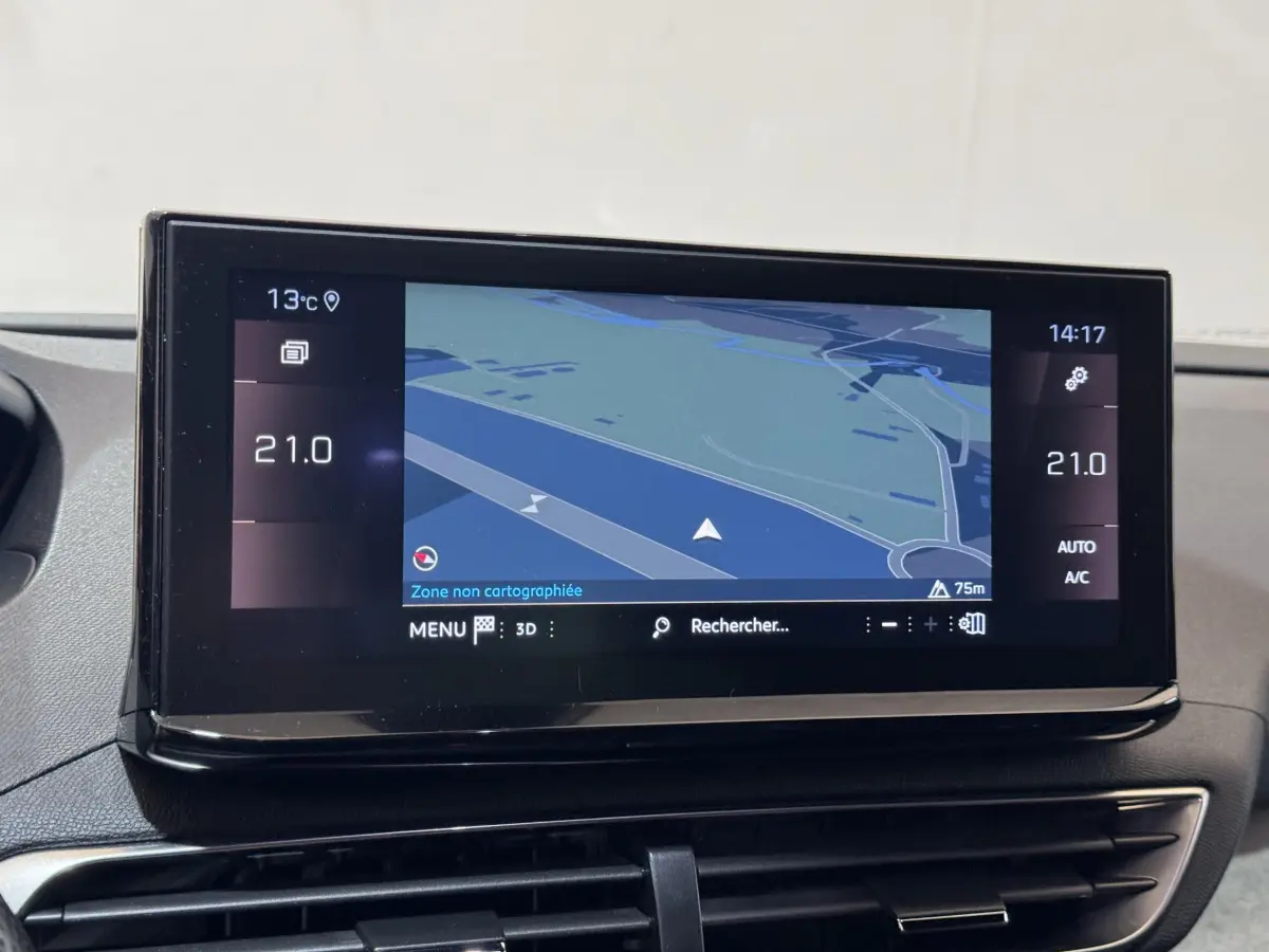 Écran tactile central du tableau de bord du Peugeot 3008 GT 2021, affichant la navigation en mode 3D.