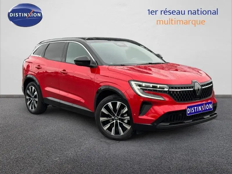 Renault Austral rouge Flamme avec toit noir Etoilé, vue 3/4 avant mettant en valeur ses jantes alu et phares LED.