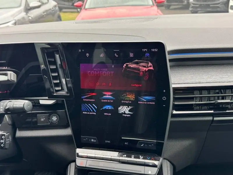 Vue rapprochée de l’écran tactile central du tableau de bord du Renault Austral 2024, affichant les réglages de conduite.