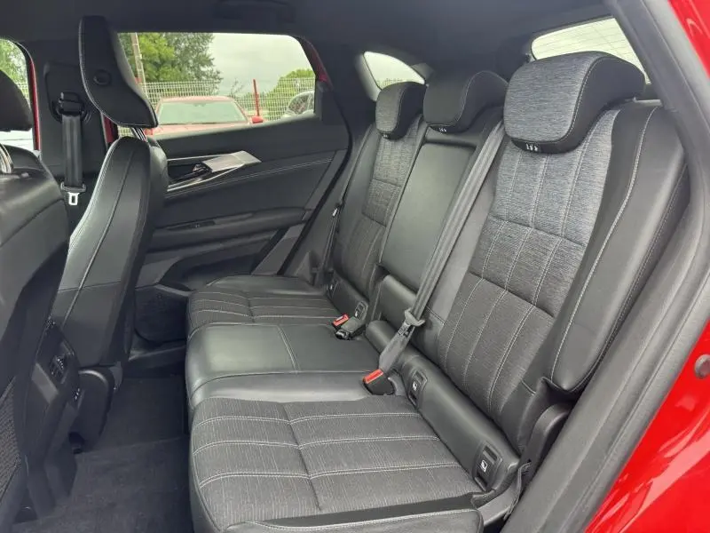 Vue côté droit de la banquette arrière gris dégradé avec appuie-têtes et ceintures dans un Renault Austral Rouge Flamme.