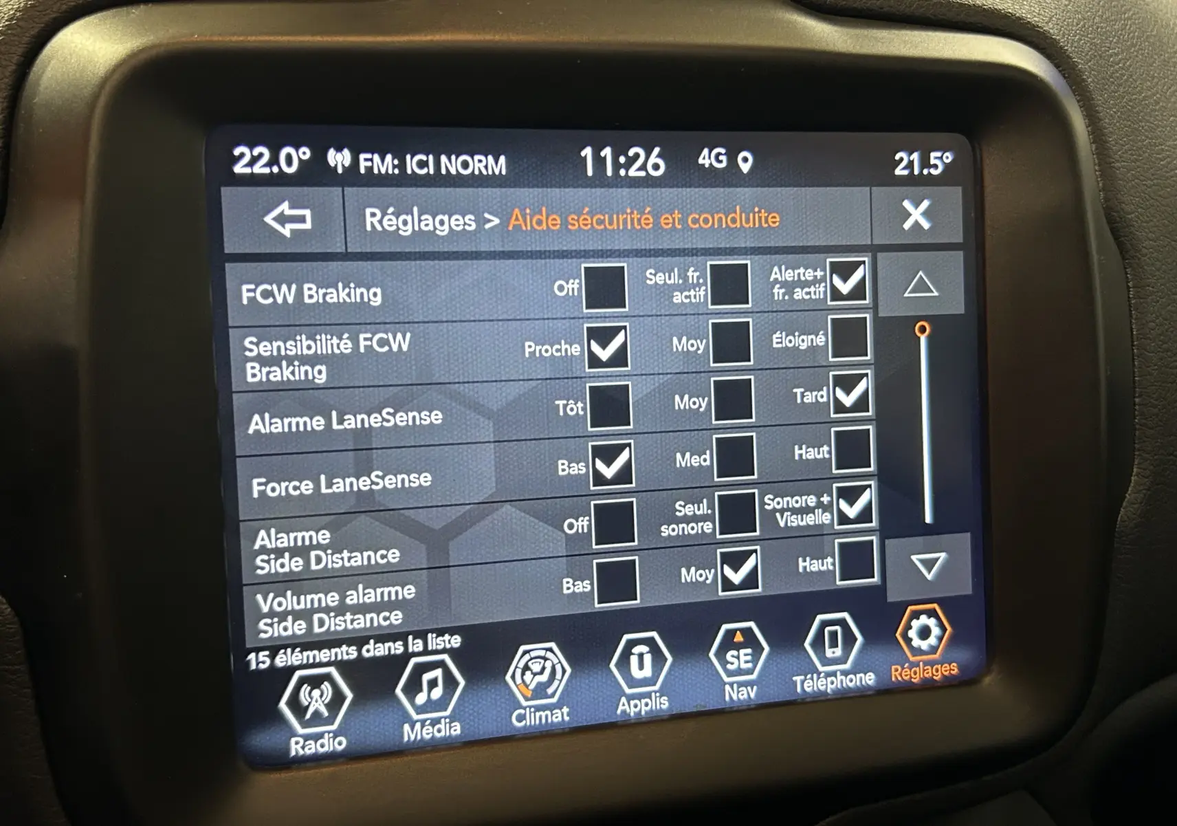 Écran tactile intérieur du Jeep Renegade 2023 affichant les réglages d'aide à la conduite et sécurité.