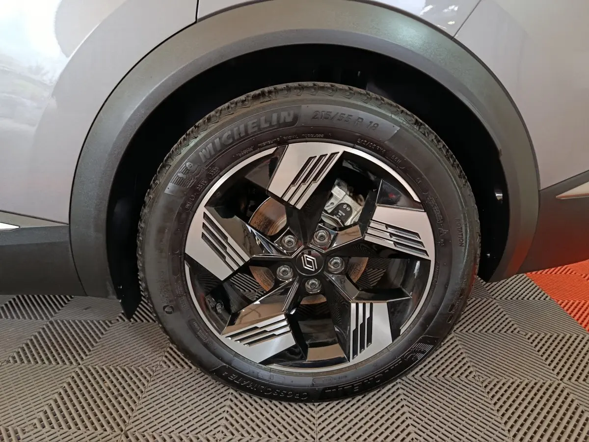 Gros plan sur la roue avant droite grise du Renault Symbioz avec jante noire et argent au design géométrique.