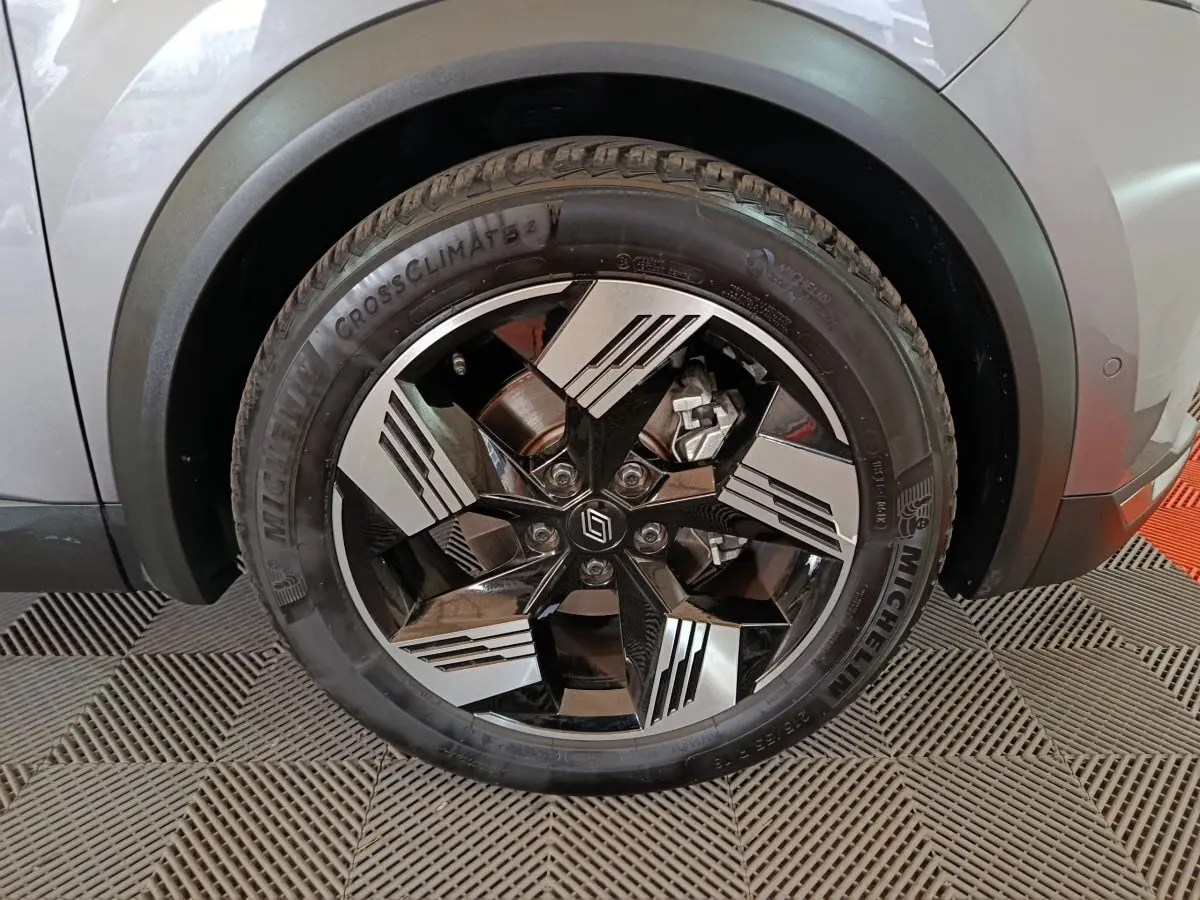 Gros plan sur la roue avant droite grise du Renault Symbioz 2025 avec jante noire et argent au design géométrique.