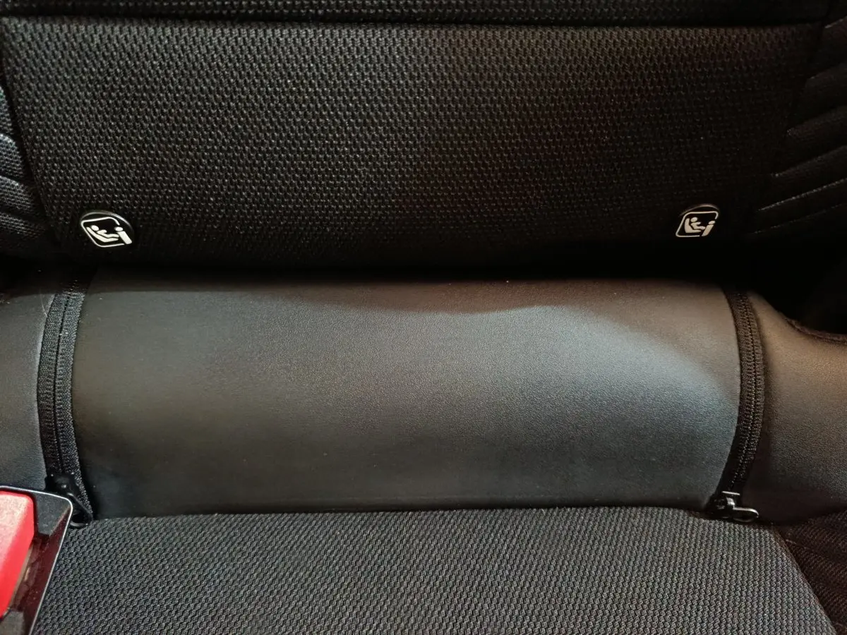 Détail de la banquette arrière noire du Renault Symbioz 2025 avec fixation Isofix visible de face.