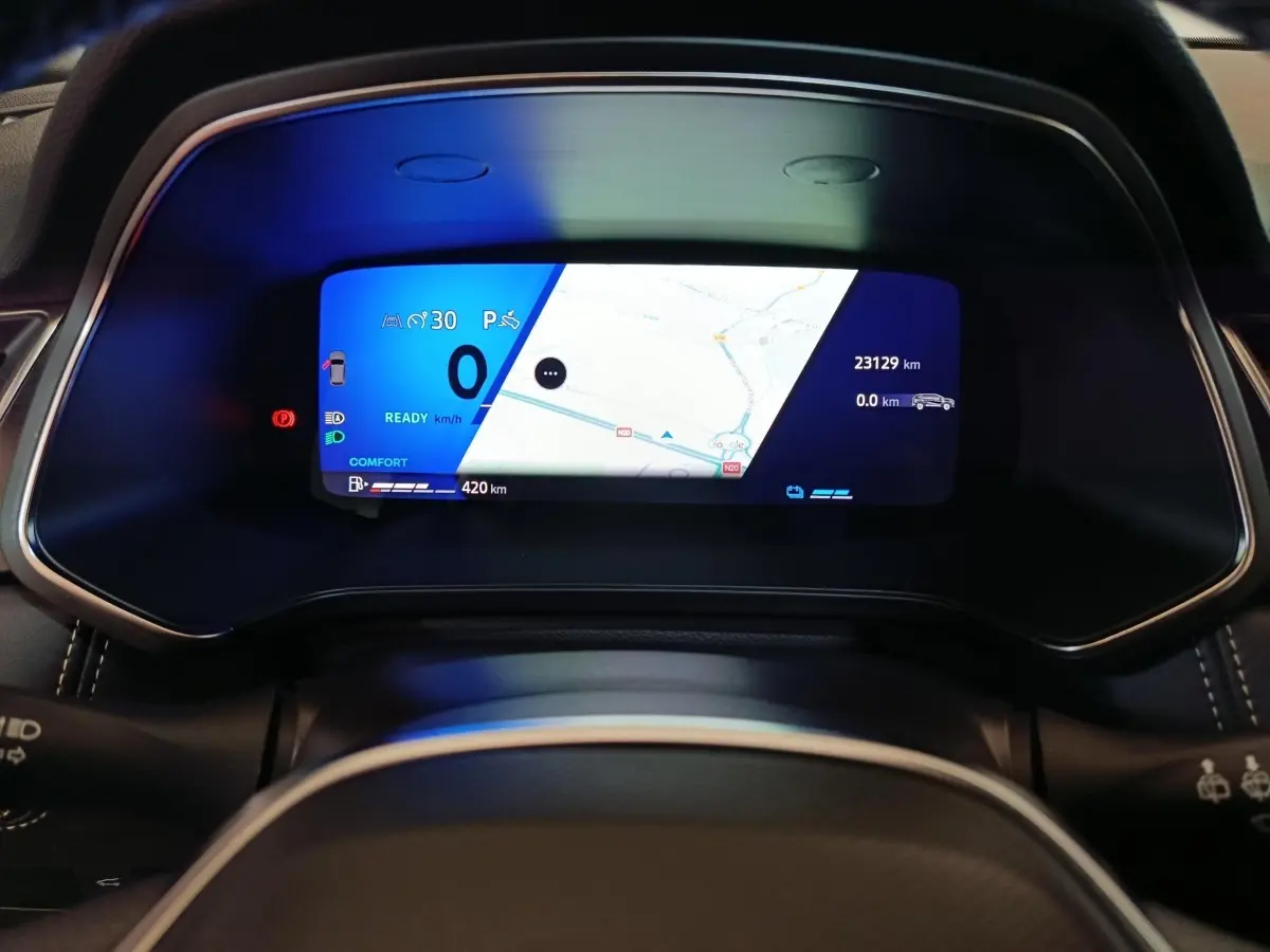 Tableau de bord numérique bleu et blanc de la Renault Symbioz 2025 avec affichage vitesse et navigation.