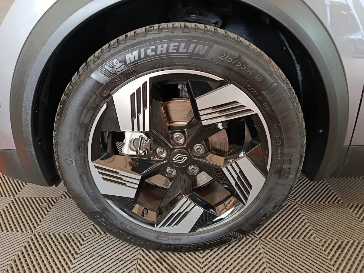 Gros plan sur la roue avant droite du Renault Symbioz 2025 avec jante noire et argent et pneu Michelin.