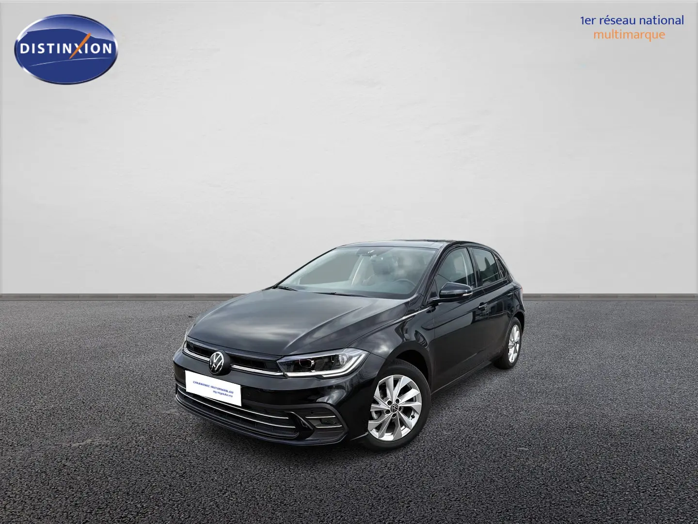 Volkswagen Polo noire vue en 3/4 avant droit, avec jantes alliage 16 pouces et phares LED allumés.