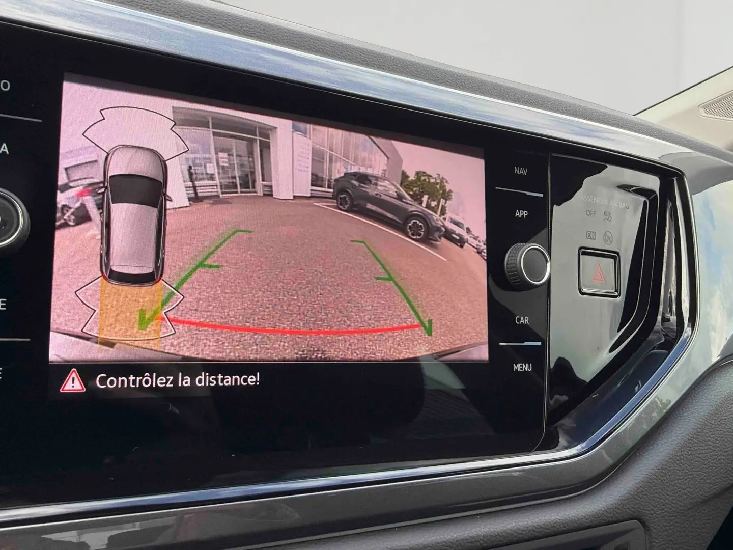 Vue intérieure de l'écran tactile de la Volkswagen Polo noire montrant la caméra de recul en marche.