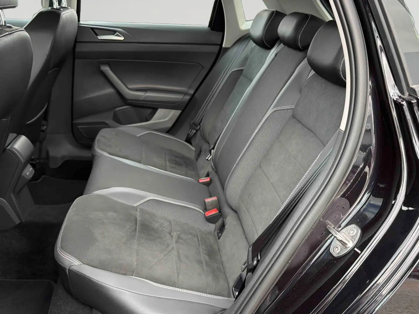 Vue intérieure côté droit des sièges arrière en tissu et cuir noir de la Volkswagen Polo 2025 finition 1.0 TSI.