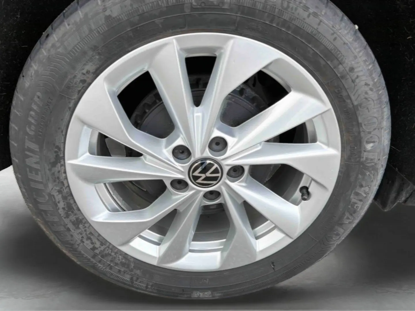 Gros plan sur la jante en alliage léger 16'' Palermo argentée de la Volkswagen Polo noire, avec pneu Goodyear visible.