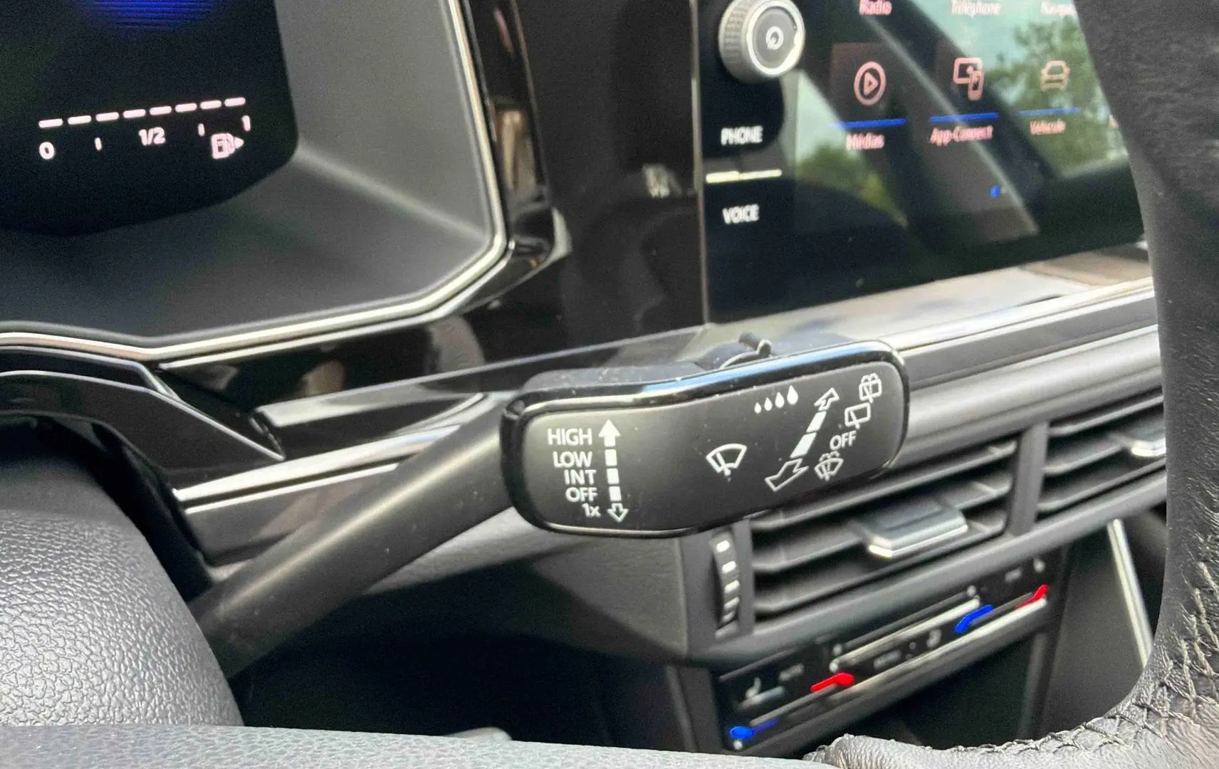 Gros plan sur la commande d’essuie-glace côté gauche du tableau de bord noir de la Volkswagen Polo 2025.