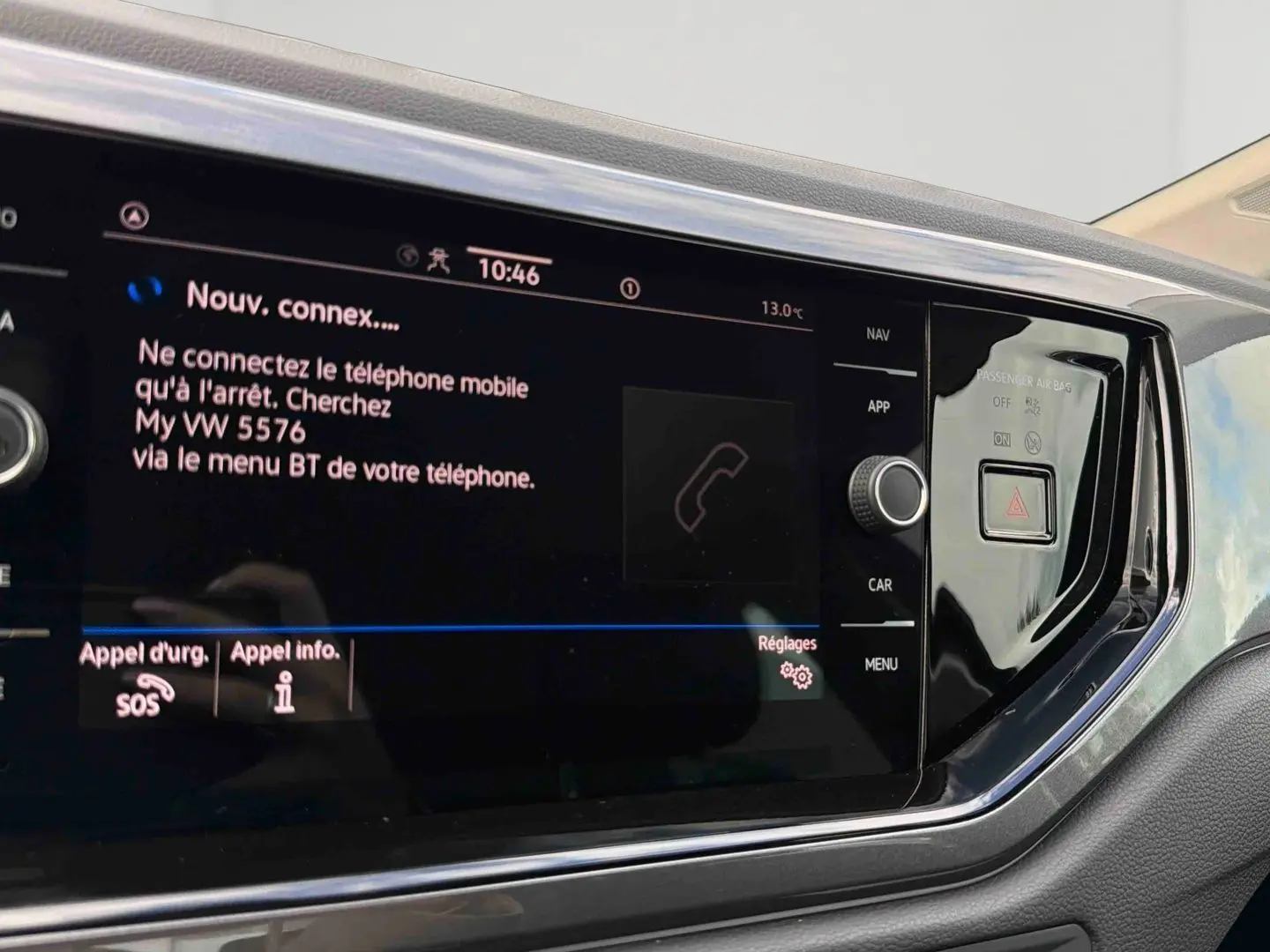 Vue rapprochée de l’écran tactile central noir du tableau de bord de la Volkswagen Polo 2025 avec commandes latérales.
