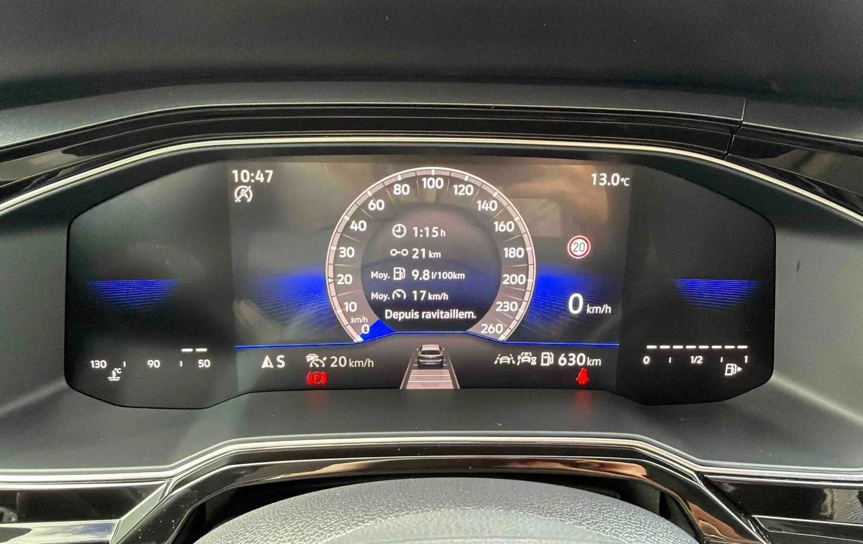 Vue rapprochée du combiné d'instruments digital de la Volkswagen Polo 2025 affichant la vitesse et informations de conduite.