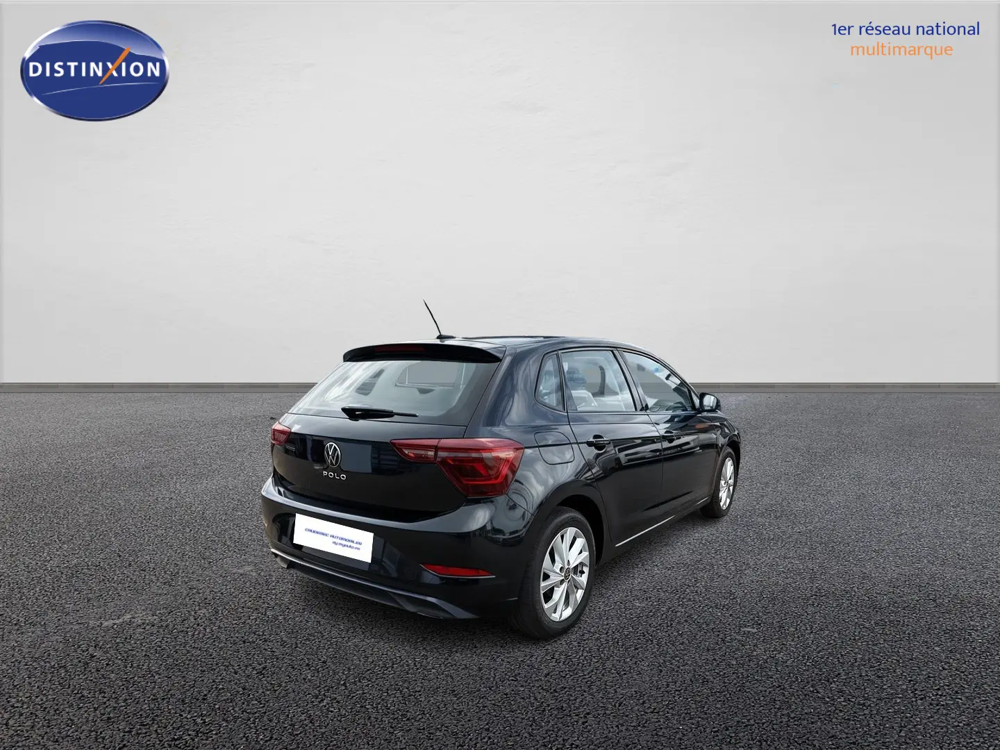 Volkswagen Polo noire vue en 3/4 arrière droit, avec jantes alliage et feux arrière LED visibles.