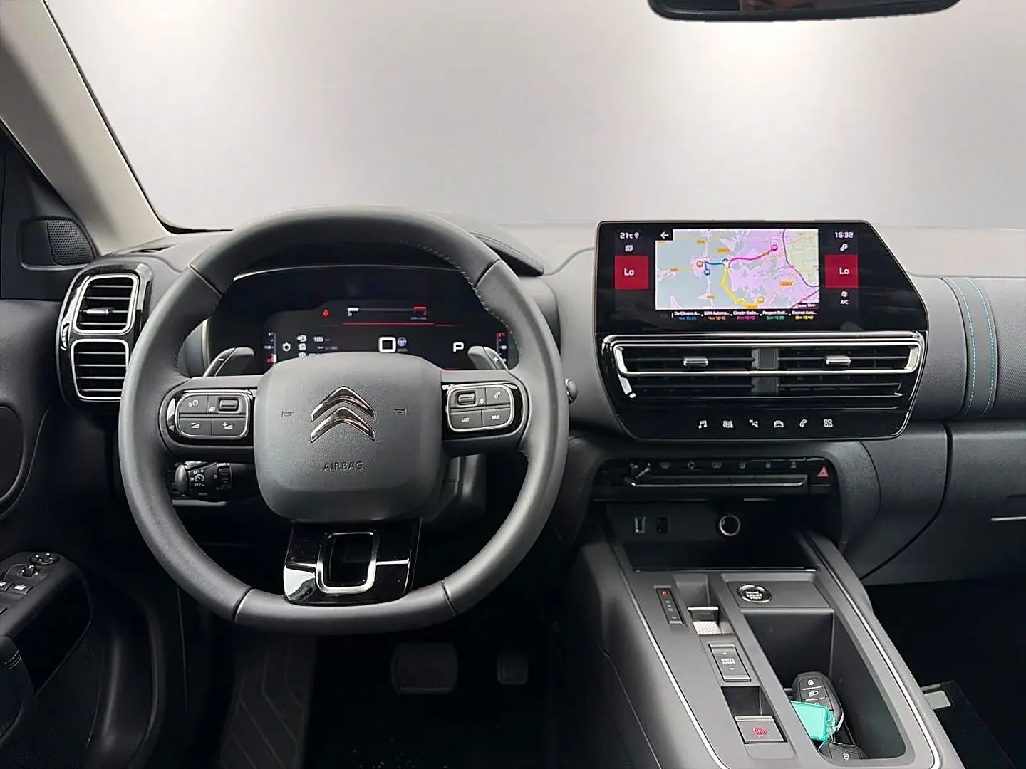 Vue intérieure du tableau de bord du Citroën C5 Aircross 2025 avec volant cuir multifonction et écran tactile GPS.