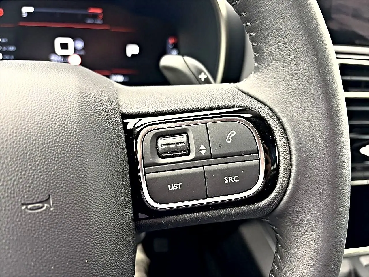 Gros plan sur les commandes multifonctions à droite du volant cuir noir du Citroën C5 Aircross 2025.