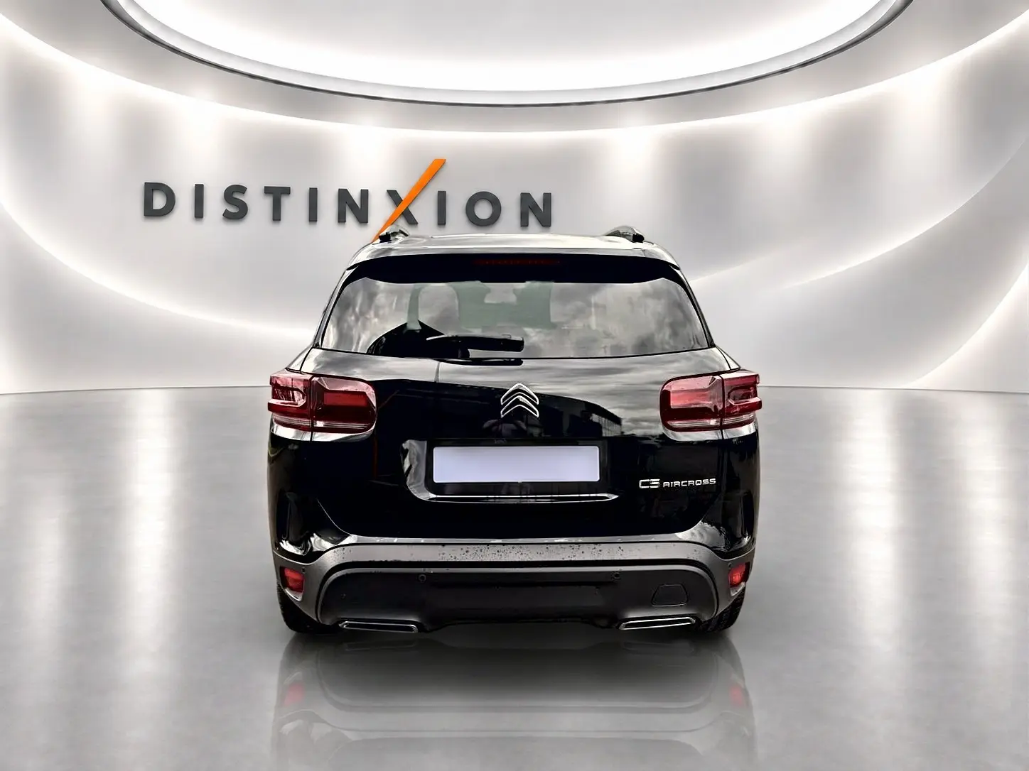 Vue arrière d'un Citroën C5 Aircross noir 2025 avec feux LED et double sortie d'échappement visible en showroom.