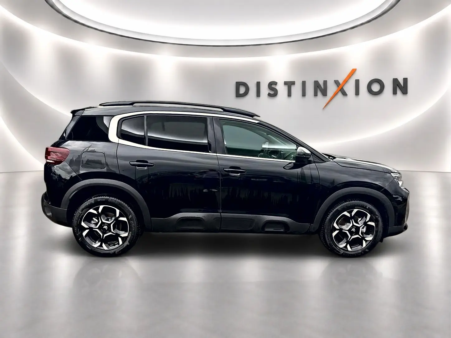 Profil droit du Citroën C5 Aircross noir 2025 avec barres de toit et jantes alliage distinctives.