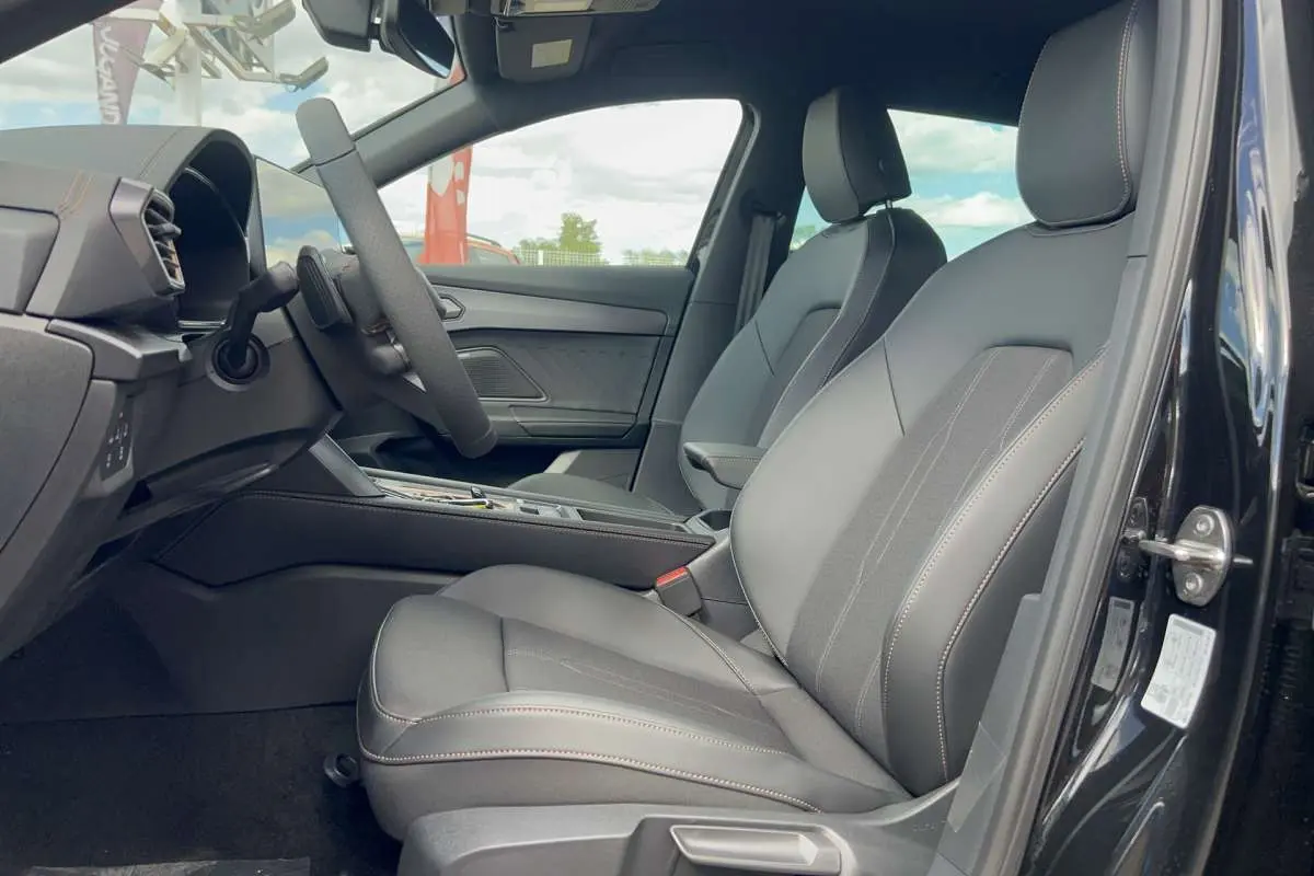 Vue intérieure côté conducteur de la CUPRA Formentor noir minuit, sièges sport en cuir et volant multifonctions.