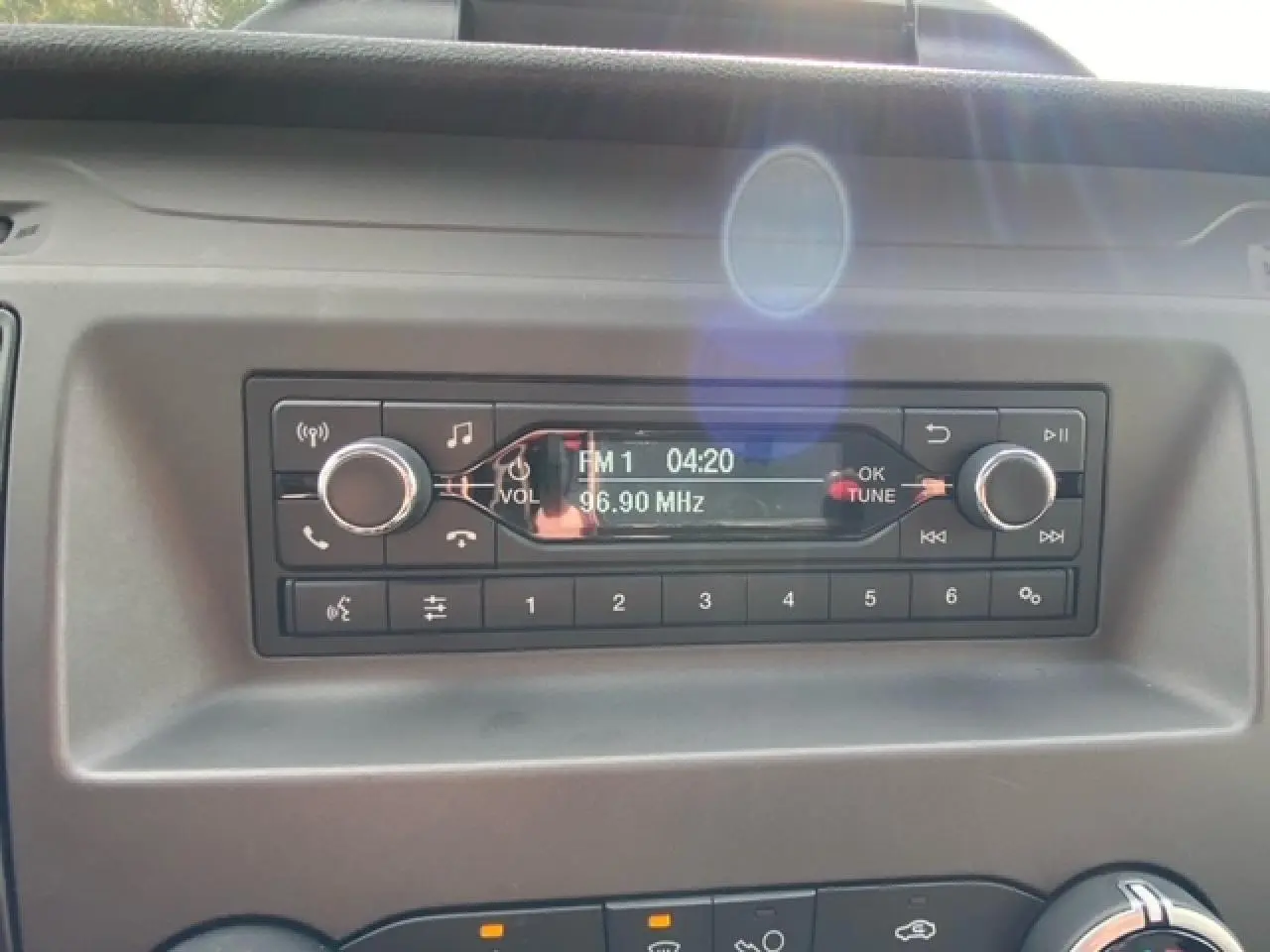 Gros plan sur la radio FM du tableau de bord du Ford Transit Fourgon blanc 2023, affichant 96,90 MHz.