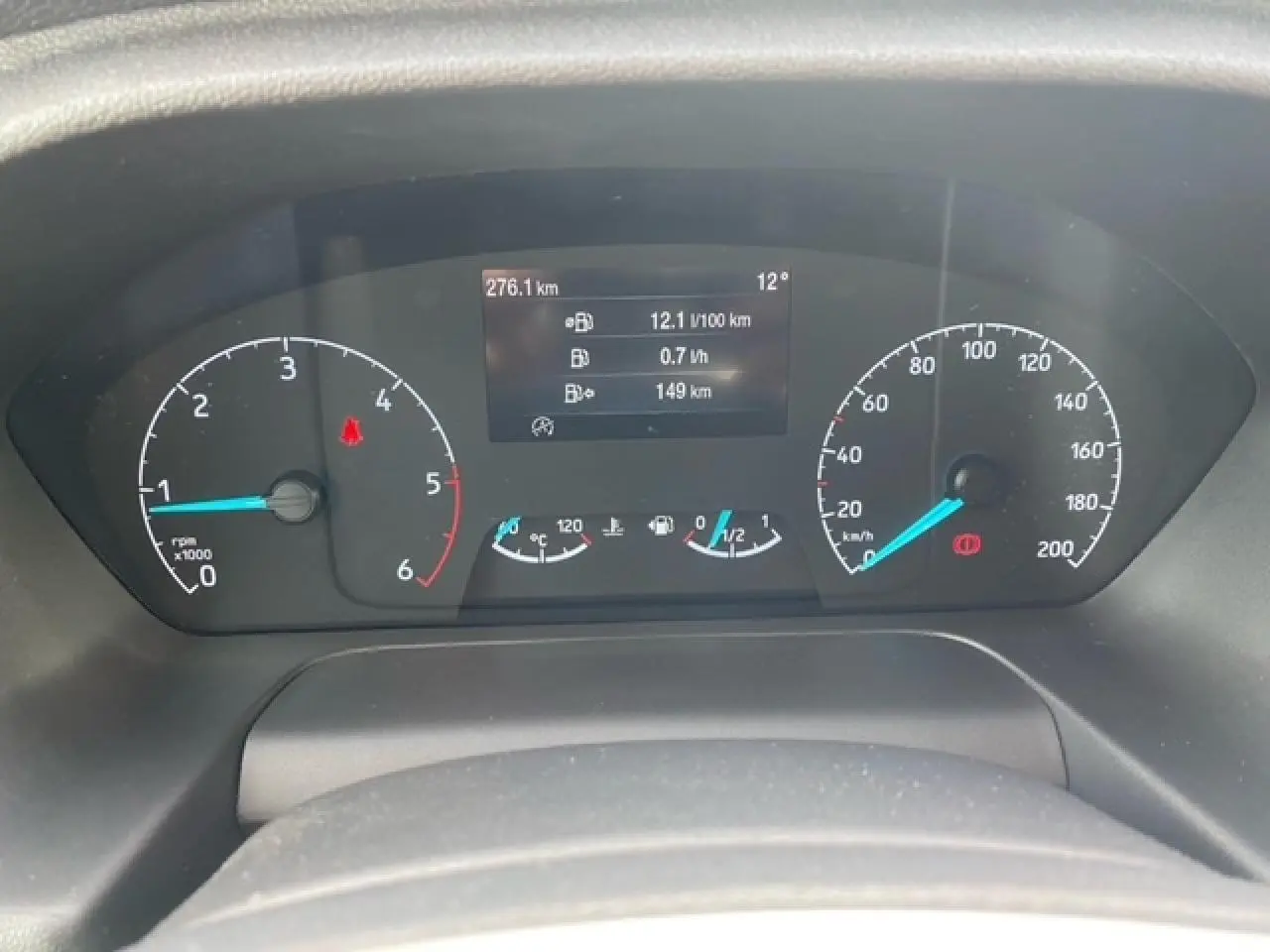 Tableau de bord du Ford Transit Fourgon blanc 2023 montrant compte-tours, vitesse et écran digital central.