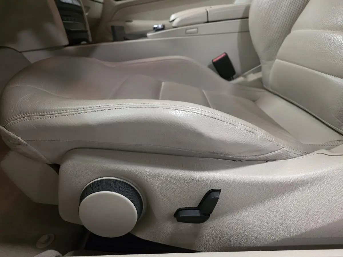 Détail du siège avant en cuir beige avec commandes électriques sur la Mercedes Classe E Cabriolet noire 2014