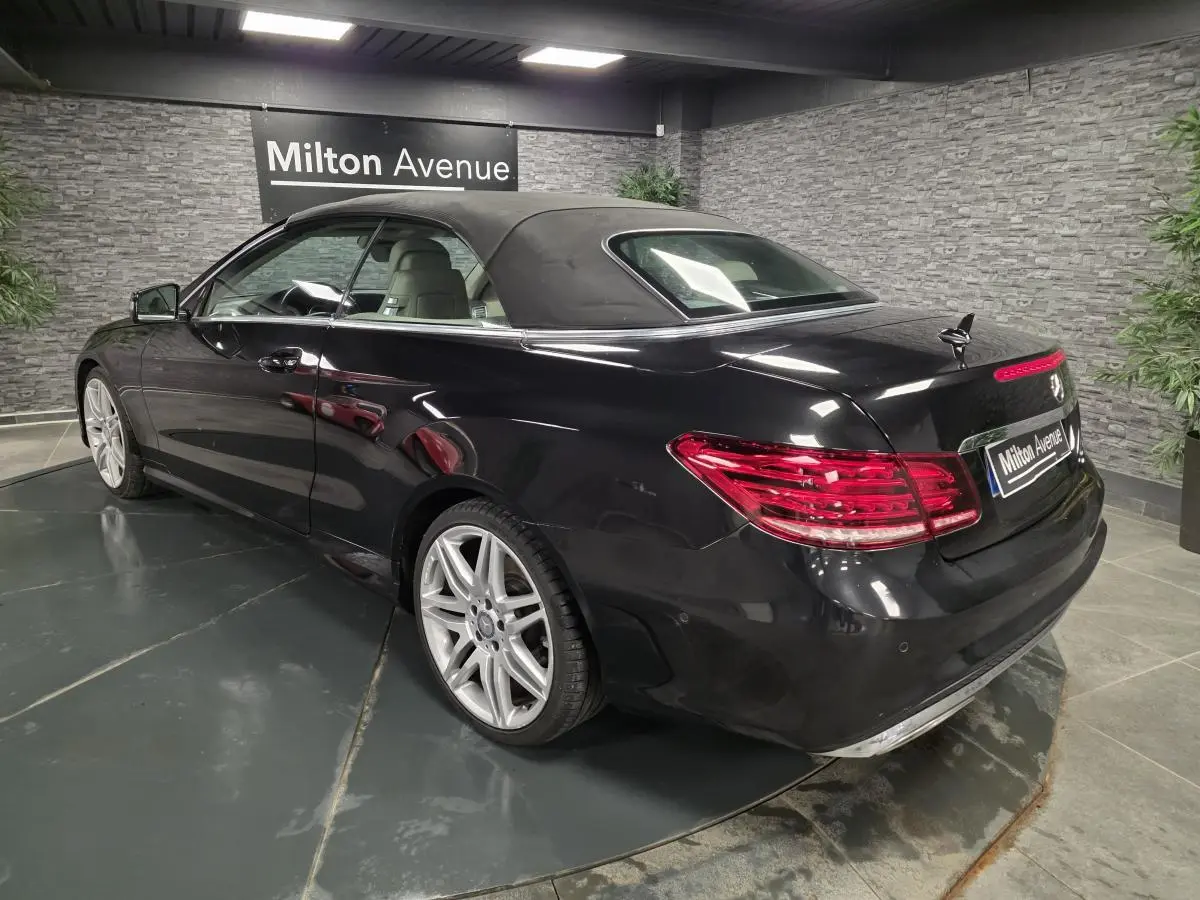 Mercedes Classe E Cabriolet noir vue 3/4 arrière avec capote fermée et jantes alliage argentées