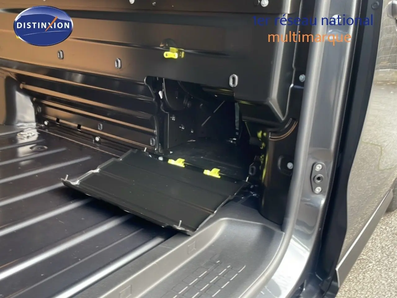 Vue rapprochée de la zone de chargement arrière ouverte d’un Citroën Jumpy gris titane métal, version utilitaire.