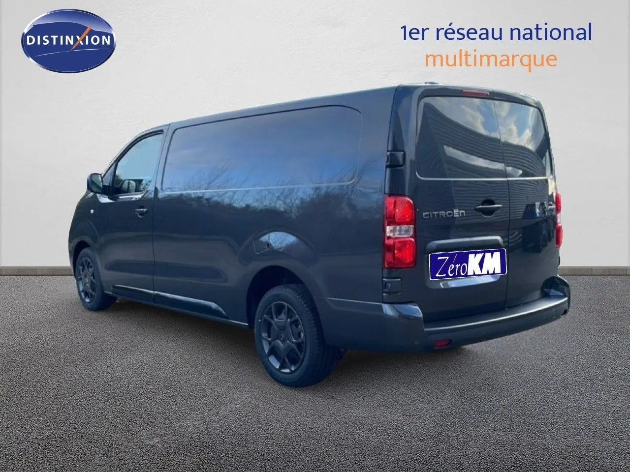 Vue 3/4 arrière droite d’un Citroën Jumpy Van Long L3 gris titane métallisé avec vitres arrière teintées et jantes foncées.