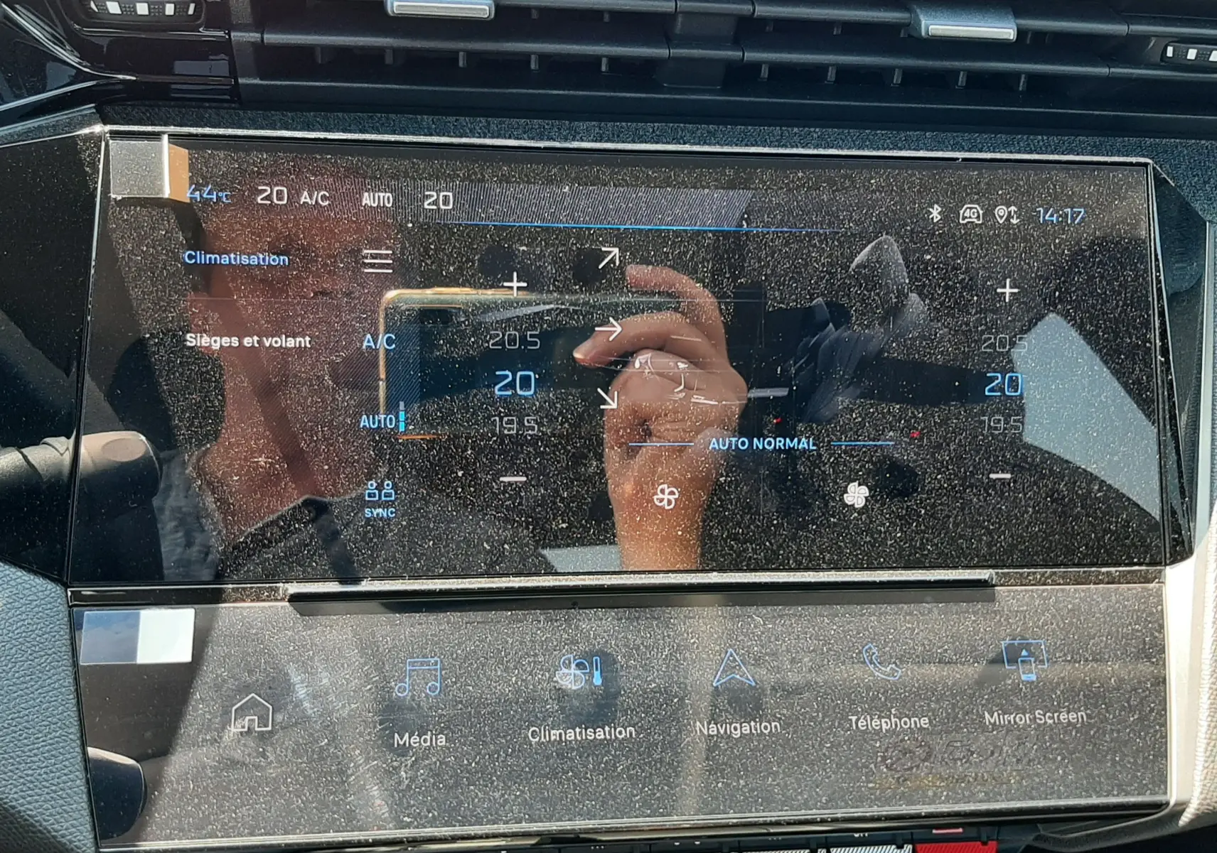 Écran tactile central de la Peugeot 408 gris sélénium, affichant les réglages de climatisation et multimédia.