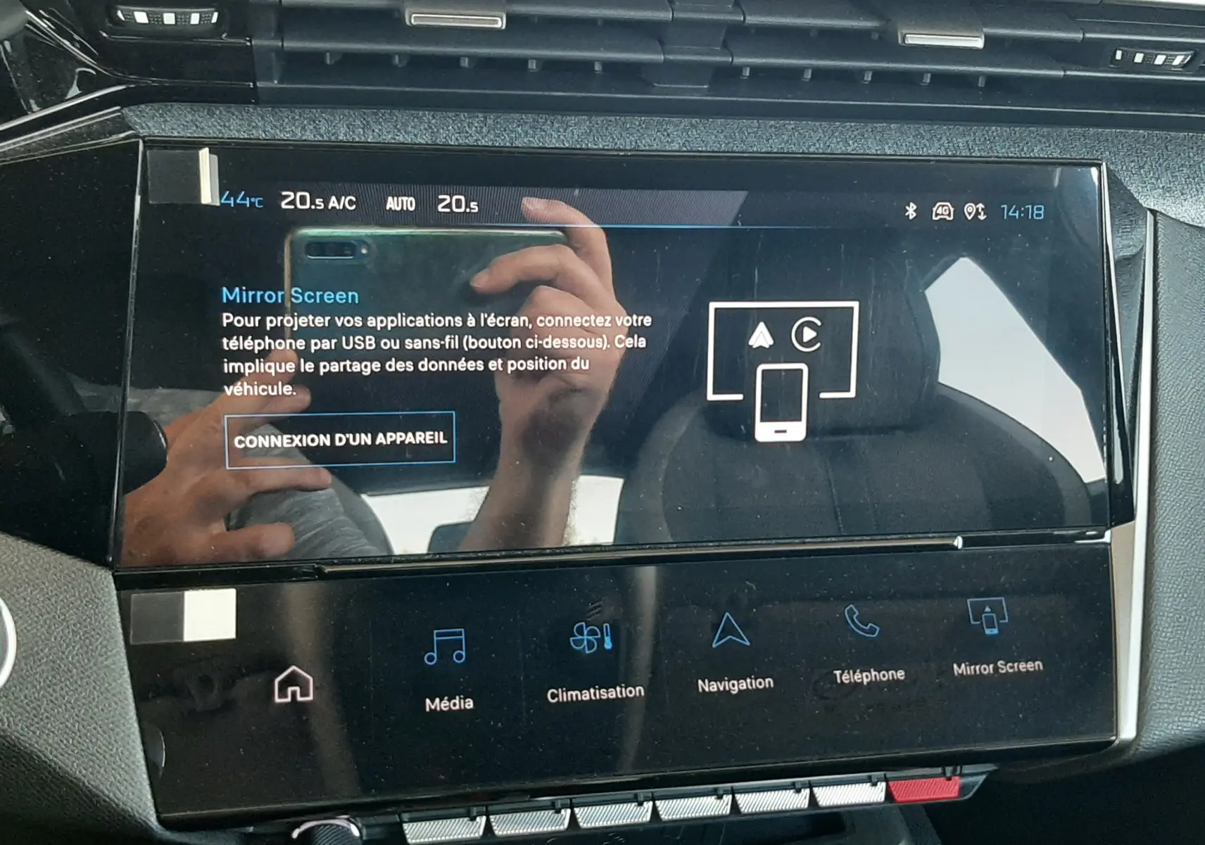 Écran tactile central du tableau de bord de la Peugeot 408 gris sélénium, affichant les options multimédia et navigation.