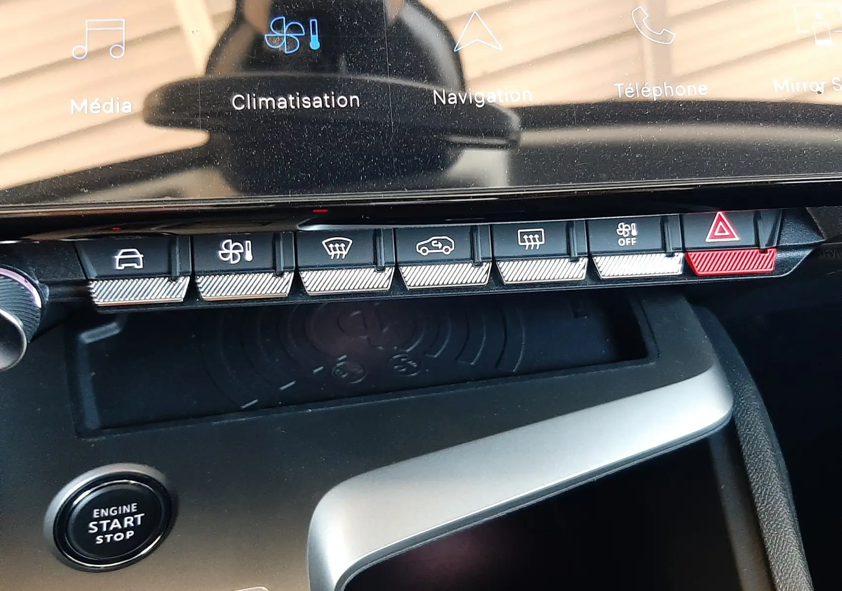 Vue rapprochée de la console centrale de la Peugeot 408 gris selenium, avec boutons de commande et écran tactile.