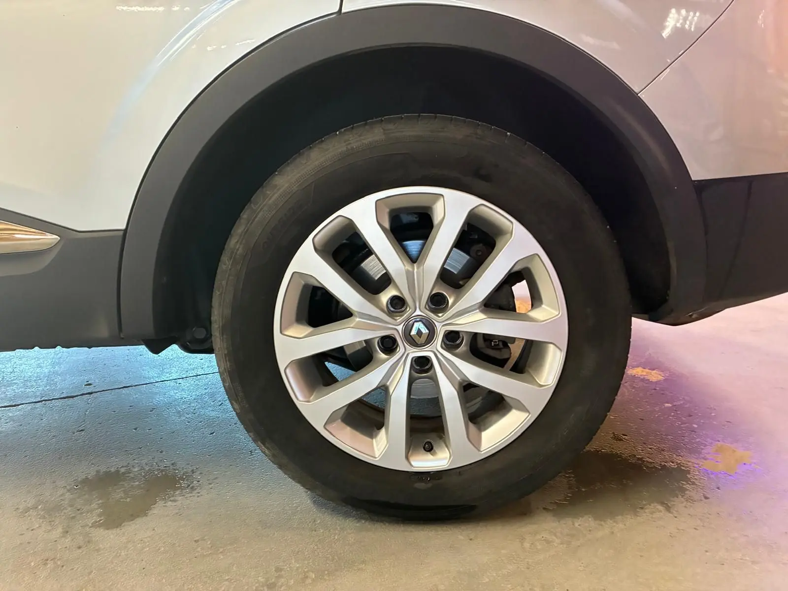 Gros plan sur la roue arrière droite gris clair d’un Renault Kadjar 1.5 BlueDCI 115 Business de 2020.