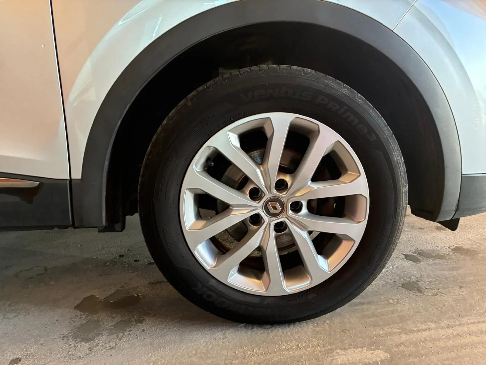 Gros plan sur la roue avant gauche d’un Renault Kadjar gris 2020, mettant en valeur la jante aluminium au design moderne.
