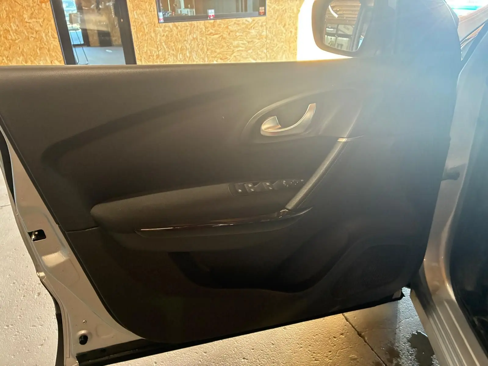 Vue intérieure de la porte avant gauche gris foncé du Renault Kadjar 1.5 BlueDCI 115 Business de 2020.