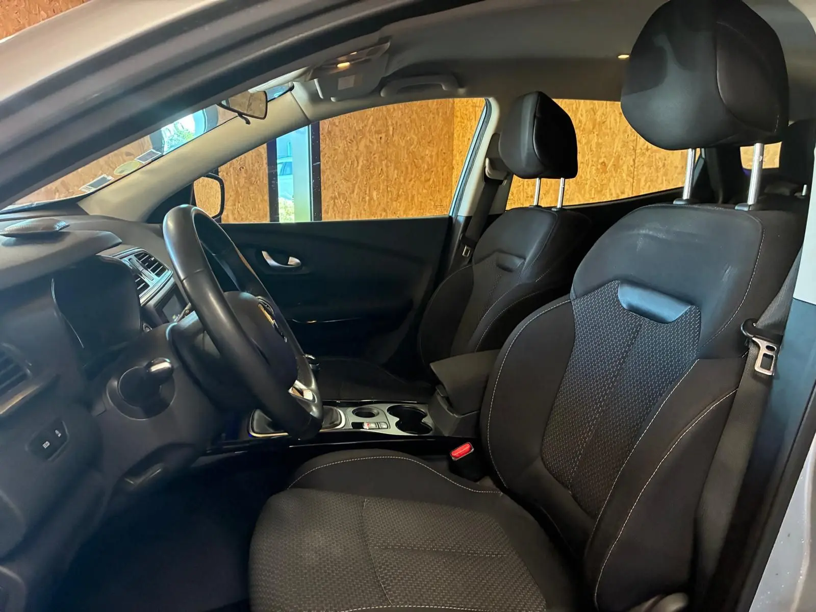 Vue intérieure côté conducteur du Renault Kadjar 1.5 BlueDCI 115 Business 2020 avec sièges tissu noir et tableau de bord gris.