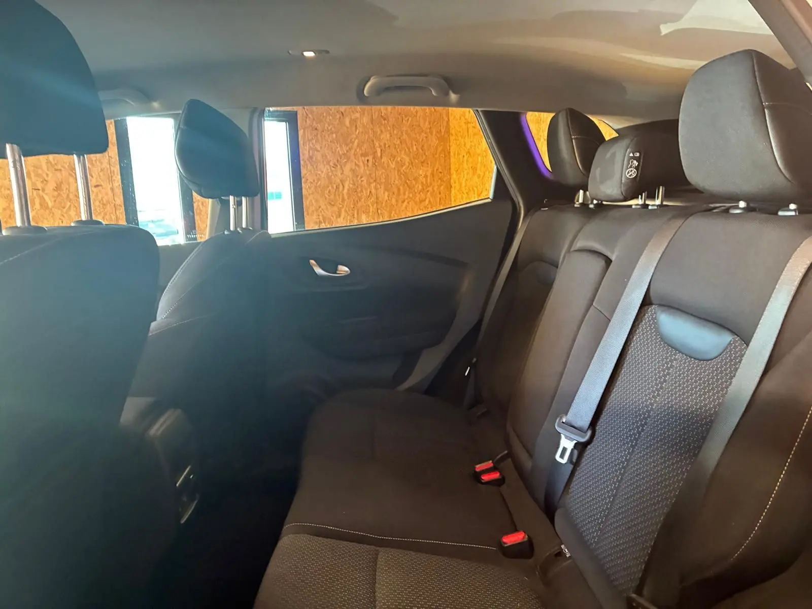 Vue intérieure côté droit des sièges arrière noirs en tissu du Renault Kadjar 1.5 BlueDCI 115 Business de 2020.