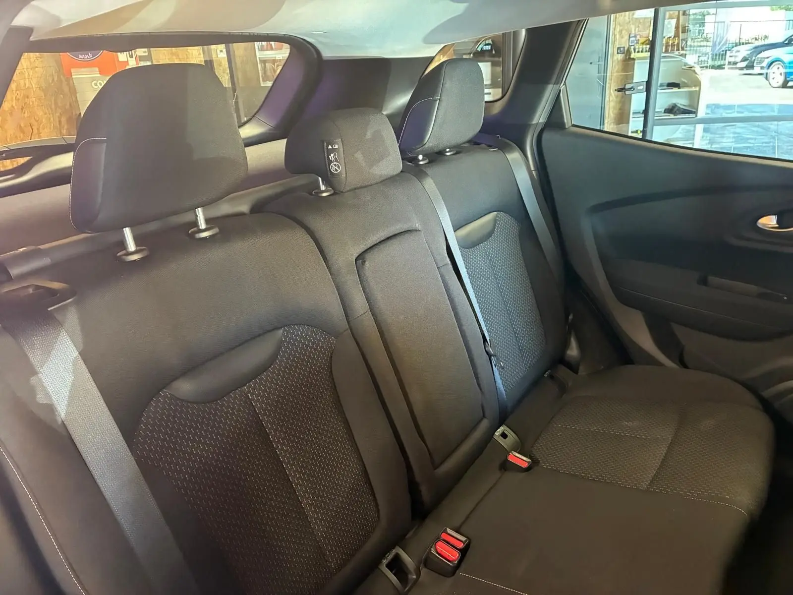 Vue intérieure du siège arrière droit en tissu noir du Renault Kadjar 1.5 BlueDCI 115 Business de 2020.