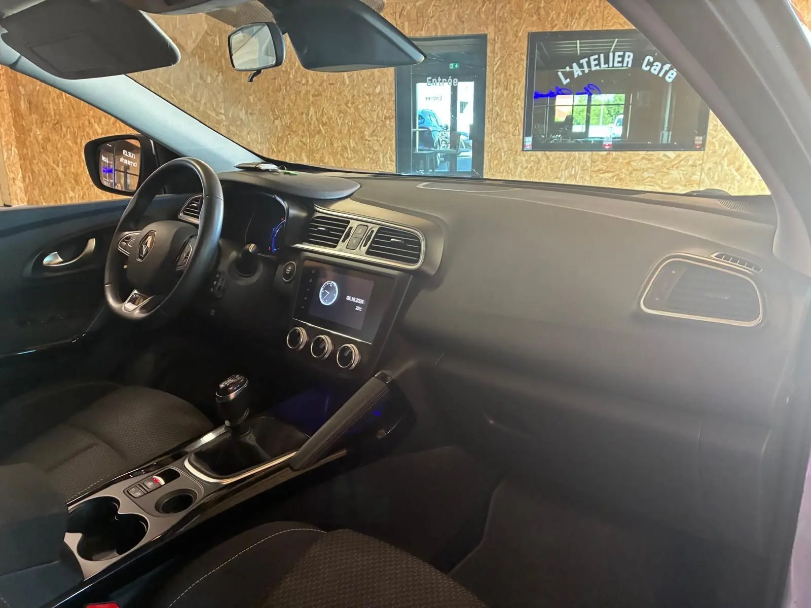 Vue intérieure côté conducteur du Renault Kadjar 1.5 BlueDCI 115 Business 2020, tableau de bord noir avec boîte manuelle.